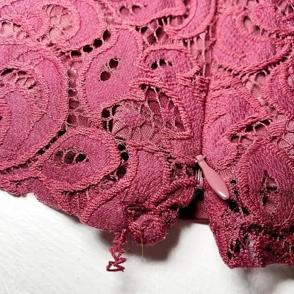 Laundry by Shelli Segal Elegant Lace Burgundy Cap Sleeve Top - Picture 12 of 16